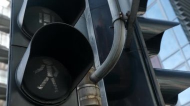 Yürüyüş sinyali kırmızıya dönmeden önce yeşil yanıp sönüyor