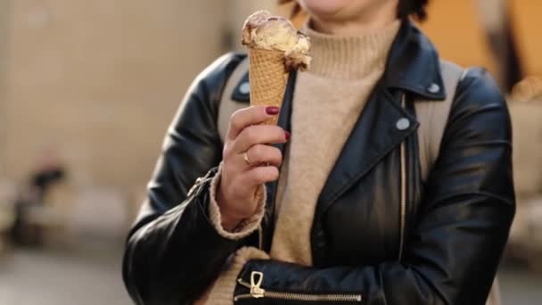 Stylová Žena Těší Chutné Zmrzliny Vafli Při Zkoumání City Streets — Stock video