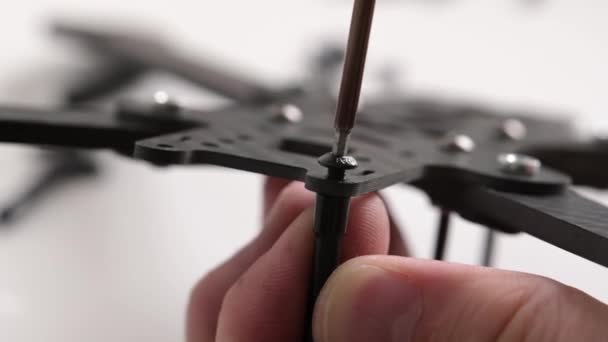 Yapımı Fpv Helikopteri Monte Ediliyor Vidaları Karbon Drone Sıkıştırmak Görüntüyü — Stok video