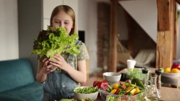 Мила Маленька Усміхнена Дівчинка Грає Свіжим Зеленим Салатом Кухні — стокове відео