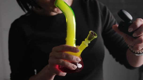 Ragazza Accende Fumare Marijuana Cbd Erba Con Bong Cbd Fumare — Video Stock