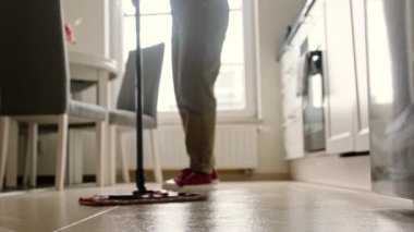 Kadın Mutfak Döşemesini Paspasla Temizliyor