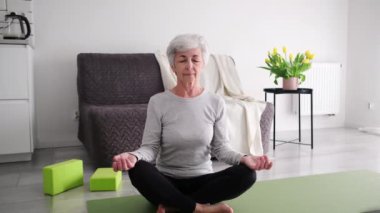 Yoga Nilüfer Pozu 'na Oturan Yaşlı Kadın