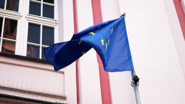 旗帜飘扬在旗杆上象征着联合欧洲 — 图库视频影像