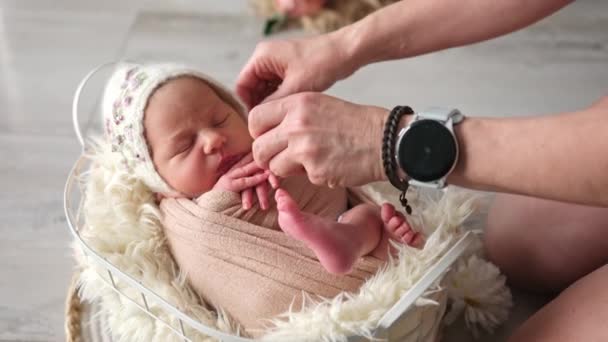 Professionell Baby Fotograf Konfigurera Nyfödda För Studio Photoshoot — Stockvideo