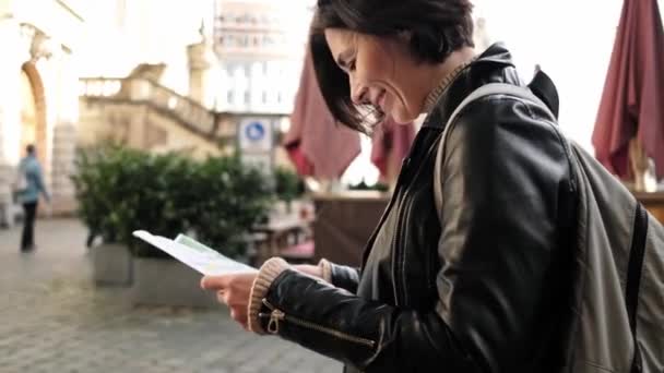 Mulher Atraente Passeia Pelo Centro Histórico Dresden Visitando Mapa Mão — Vídeo de Stock