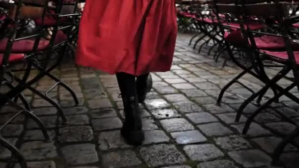 Mulher Elegante Saia Vermelha Passeia Através Café Livre Entre Mesas — Vídeo de Stock