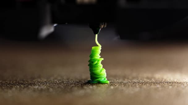 3Dプリンターのノズル クリーニング プロセス 緑のフィラメントとの印刷 — ストック動画