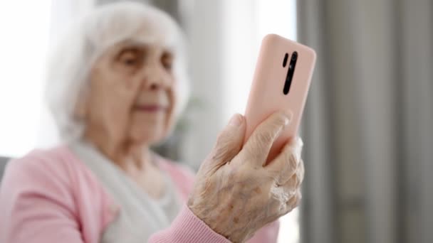 Senior Kvinde Taler Med Videoforbindelse Smartphone Derhjemme – Stock-video