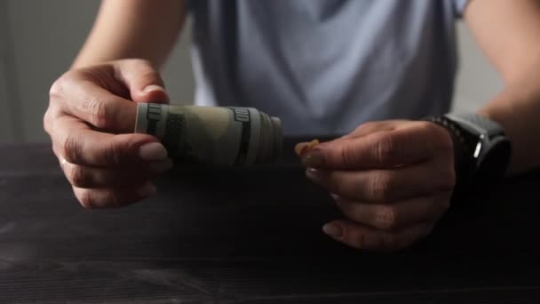 Meisje Berekent Haar Besparingen Ons Dollar Facturen — Stockvideo