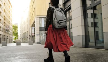 Avrupa 'nın Tarihi Yerlerinden Sarı Yaprak Yürüyüşleri Tutan Çekici Kız