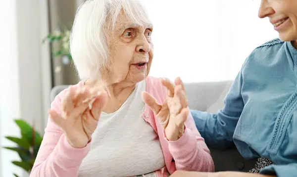 Old Grandmother Chats Granddaughter Small Couch Hallway Telling Her Story — Stock Photo, Image