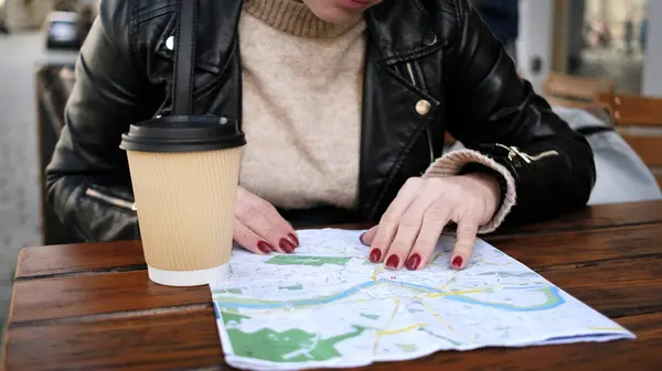 Stilvolle Touristin Checkt Stadtbesichtigungsroute Auf Landkarte Während Sie Straßencafé Kaffee Stockbild