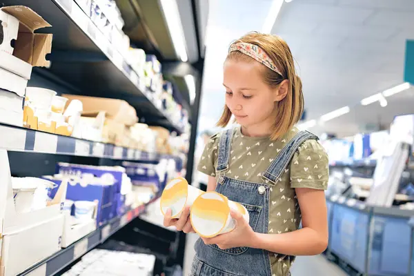 Досить Дівчинка Вибирає Йогурт Супермаркеті Красива Дівчинка Підліток Шукає Молочні Ліцензійні Стокові Фото