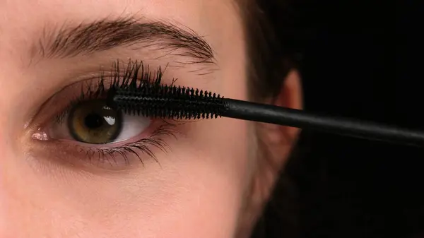 Young Girl Seen Applying Black Mascara Her Eyelashes Close Shot — Stock Photo, Image