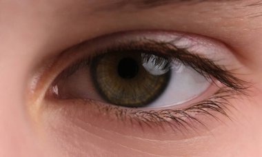 Açık insan gözlerini kırpan bir çocuğun yakın plan fotoğrafı.