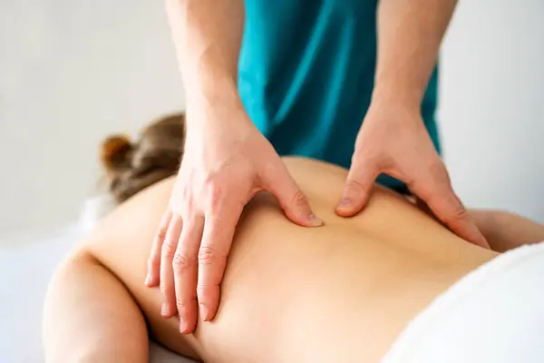 Ragazza Durante Massaggio Alla Schiena Salone Termale Massaggiatore Mani Facendo Immagini Stock Royalty Free