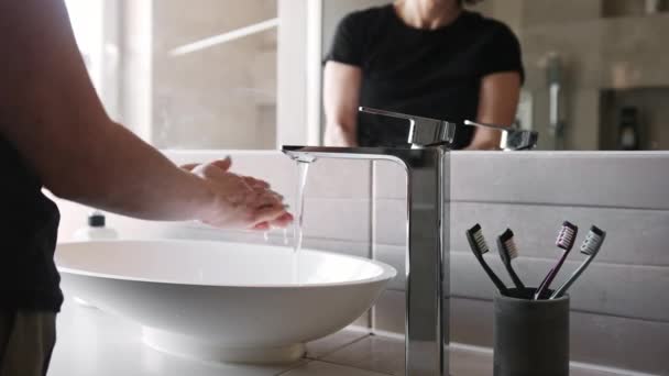 Mulher Espelho Reflexão Lavar Mãos Banheiro — Vídeo de Stock