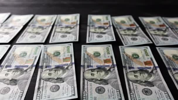 Baris Dari Seratus Dolar Tagihan Menyebar Pada Meja — Stok Video