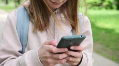 Akıllı telefonundan SMS gönderen Sırt çantalı küçük kız