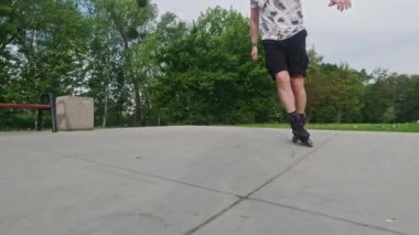 Extreme Park 'ta paten kayarken düşen adam.