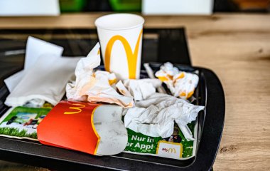 Berlin, Almanya - 10 Nisan 2023: McDonald 's restoranındaki bir tepside yemek sonrası çöp.