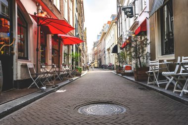 Lahey, Hollanda - 09 Nisan 2023: Hollanda 'da bir Lahey caddesinde Cozy Cafe. Yaz turistik yerleri, eğlence yerleri ve dükkanlar..