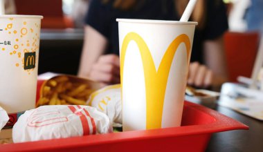 Poznan, Polonya - 28 Nisan 2024: McDonald Fast Food Lokantası 'nda Soda