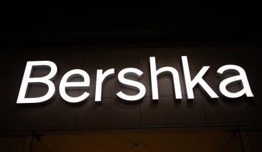 Poznan, Polonya - 07 Temmuz 2023: Logolu Bershka Mağaza Tabelası