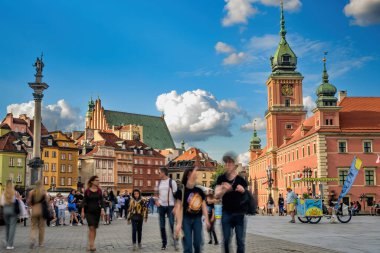 Varşova, Polonya - 10 Ağustos 2023: Polonya 'da Varşova' nın Tarihi Bölgesinde Merkez Pazar Meydanı