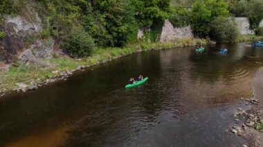 Krumlov, Çek Cumhuriyeti - 21 Eylül 2018: Çek Cumhuriyeti 'nin Krumlov kentindeki sığ nehirde kano gezisi yapan insanlar