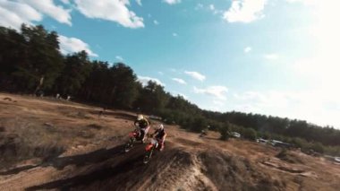 Kharkiv, Ukrayna - 28 Mart 2021: Çakıl taşı pistinde motosiklet sürmek, dayanıklılık yarışı