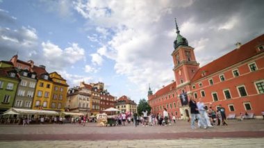 Varşova, Polonya - 11 Ağustos 2023: 4K Zaman Süreleri: Polonya 'da Varşova' nın tarihi bölümünde merkezi bir pazar meydanında yürüyen turistlerin hızlandırılması