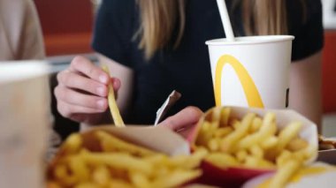Poznan, Polonya - 28 Nisan 2024: McDonalds Fast Food Restoranında Aile Yemeği