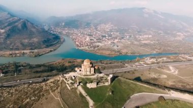 Georgia 'daki Jvari Manastırı' nın inanılmaz insansız hava aracı görüntüsü.