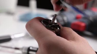 Fpv Diy Drone monte ediliyor. Helikopter pervanesi ve sıkılaştırıcı pervane fındığı ekleniyor