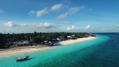 İnanılmaz sahil şeridi ve küçük otelleri olan sahil Zanzibar Adası manzaralı muhteşem sahil şeridi.