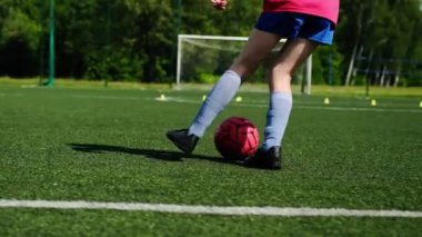 Sahada futbol antrenmanı yapan çocuk.