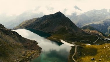 Alp Dağları 'ndaki İHA' dan ve Yaz mevsiminde Yüksek Dağ Gölü 'nden İnanılmaz Panoramik Manzara