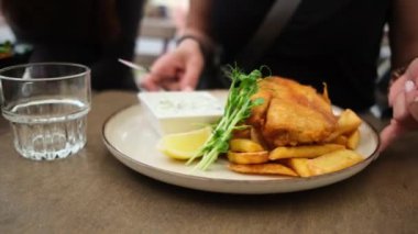 Aile Restoranları Klasik Patatesli Kızarmış Balık Tabağı