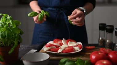 Şef Önlük Giyen Kız Dekorasyonu Geleneksel Salata