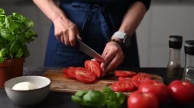 Mutfakta Caprese Salatası İçin Domates Kesen Kız