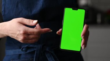 Önlüklü Kız Elinde Yeşil Ekran Kroma Anahtar Akıllı Telefonu Tutuyor