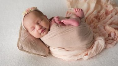 Sevimli yeni doğmuş bebek Uykuda Sırıtıyor