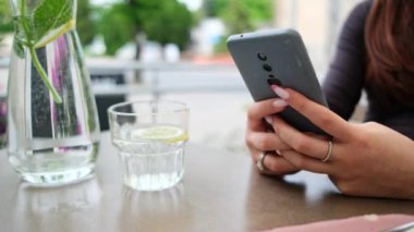 Bir kafeden Çevrimiçi Mesaj Gönderen Kız