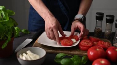 Şef mutfakta Caprese salatası yapıyor.