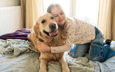 Mutlu Gülümseyen Kız Yatakta Altın Köpeğine Kucaklıyor