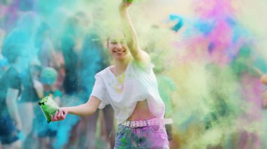Holi Festivalinde Canlı Renkli Toz Ortasında Dans Eden Kız