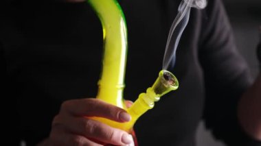Marihuana içen kadın, ot içen, esrar içen, kafa yapan, rahatlayan, kötü alışkanlık ve bağımlılık yapan kadın.