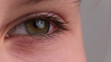 Açık Yeşil Gözlü Genç Bir Kızın Yakın Görüntüsü